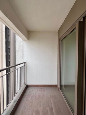 Room in 2 BHK Apartment at Kalpataru Paramount A, Kapur Bawdi – for Rent