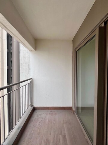 Room in 2 BHK Apartment at Kalpataru Paramount A, Kapur Bawdi – for Rent