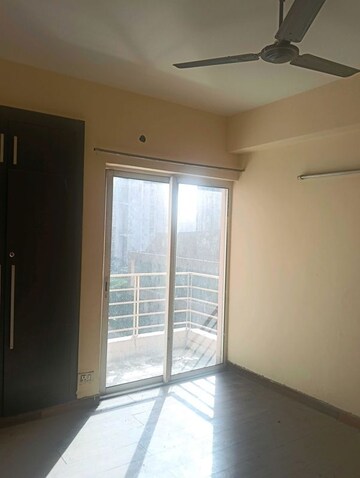 Room in 3 BHK Apartment at Paras Tierea, Sector 137 – for Sale