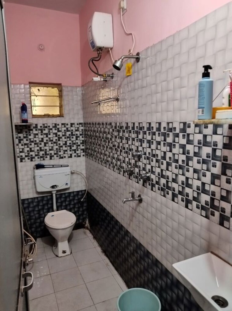 Attached Bathroom, bistupur 1 RK 440 Sq.Ft. Apartment In Bistupur Jamshedpur 9734395