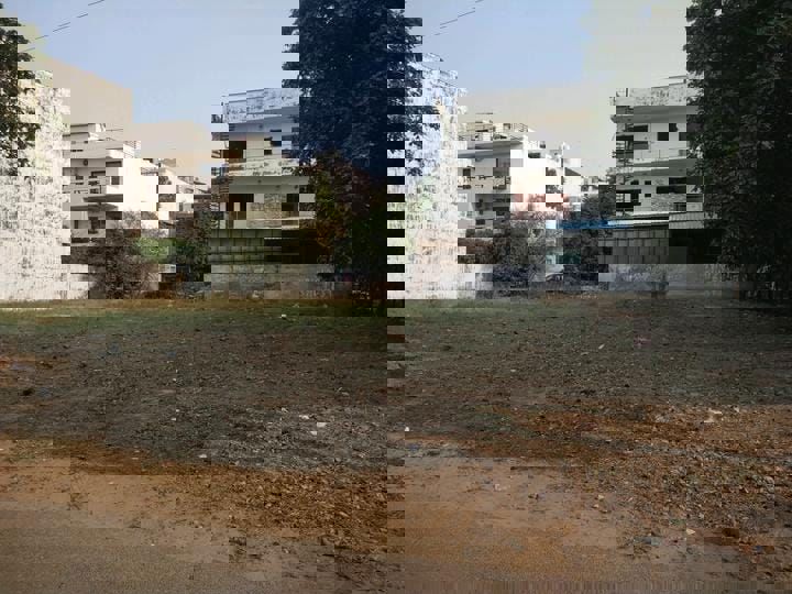 Plot For Sale in DLF Oakwood Estate