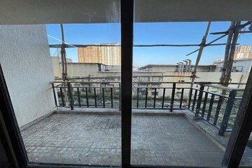 Room in 2 BHK Apartment at Neptune Living Point, Bhandup West – for Rent