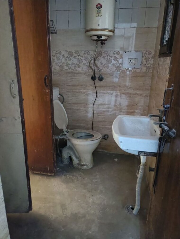 Bathroom, patparganj 2 Bedroom 951 Sq.Ft. Apartment In Patparganj Delhi 9735698