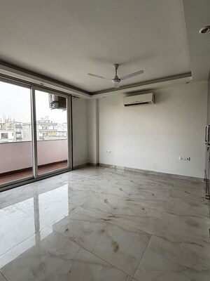 Room in 3 BHK Builder Floor at Global Arcade, Sector 42 – for Rent