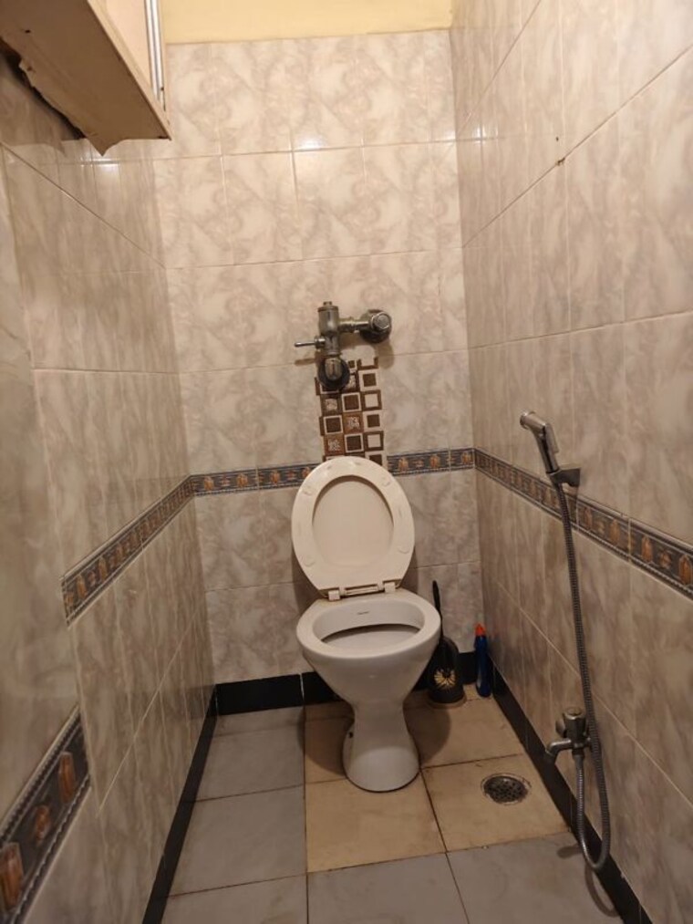 Bathroom, vasant kunj 2.5 Bedroom 1350 Sq.Ft. Apartment In Vasant Kunj Delhi 9736131