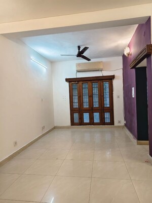 Room in 2.5 BHK Apartment at Vasant Kunj – for Rent
