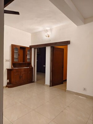 Room in 2.5 BHK Apartment at Vasant Kunj – for Rent