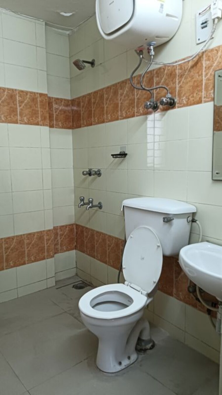 Bathroom, vasant kunj 3 Bedroom 1650 Sq.Yd. Apartment In Vasant Kunj Delhi 9736140