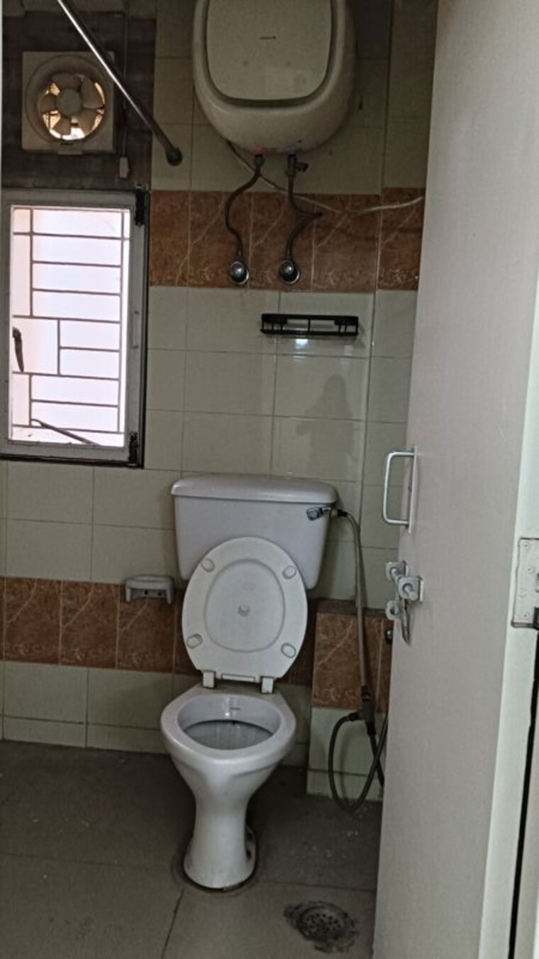 Bathroom, vasant kunj 3 Bedroom 1650 Sq.Yd. Apartment In Vasant Kunj Delhi 9736140