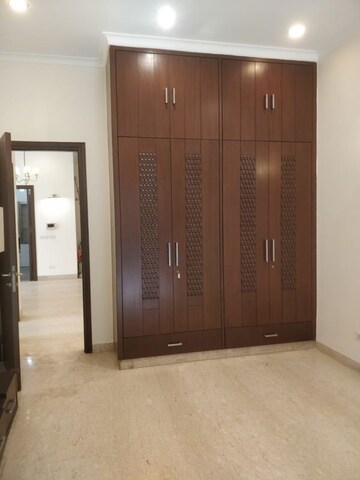 Room in 4 BHK Apartment at Defence Colony – for Rent