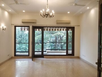 Room in 4 BHK Apartment at Defence Colony – for Rent