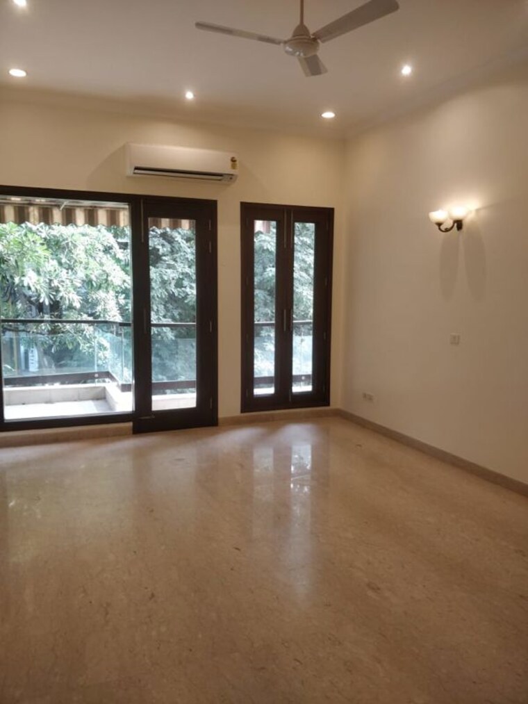 Room, defence colony 4 Bedroom 3000 Sq.Ft. Apartment In Defence Colony Delhi 9736169