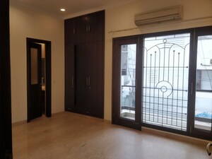 Room in 4 BHK Apartment at Defence Colony – for Rent