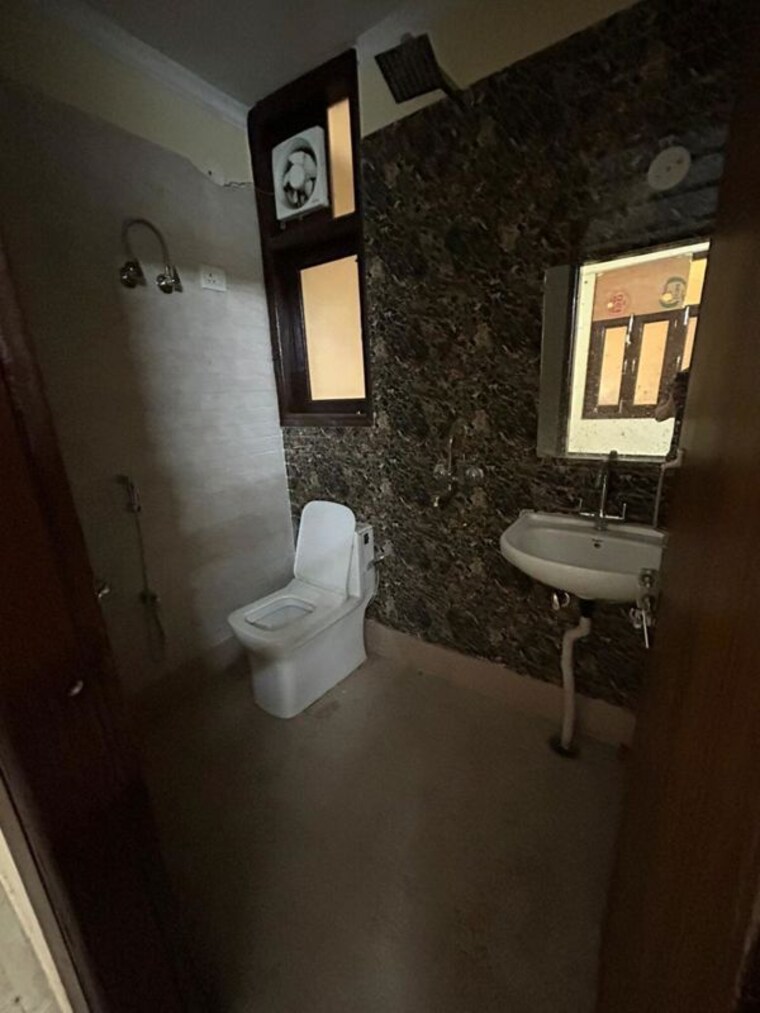 Bathroom, risland-sky-mansion 2 Bedroom 1100 Sq.Ft. Apartment In Chattarpur Delhi 9736194
