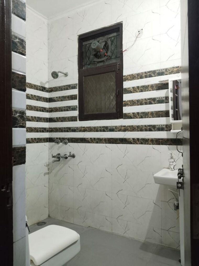 Bathroom, sector 37 3 Bedroom 1800 Sq.Ft. Builder Floor In Sector 37 Faridabad 9727609