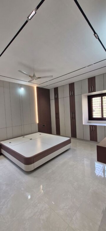 Room in 3 BHK Builder Floor at Kondapur – for Rent