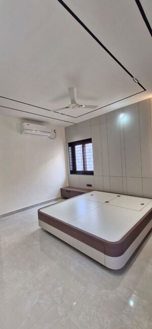 Room in 3 BHK Builder Floor at Kondapur – for Rent