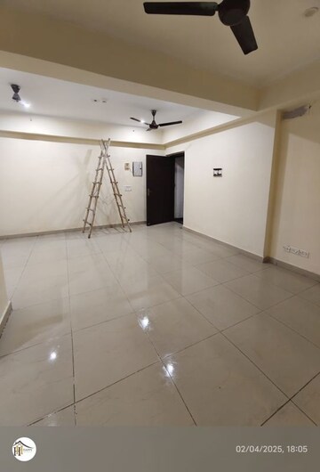 Room in 3.5 BHK Apartment at Crossing Republik, Crossing Republic – for Sale