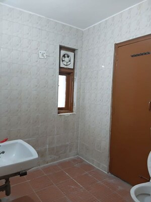 Bathroom in 3 BHK Builder Floor at Ardee City, Sector 52 – for Rent