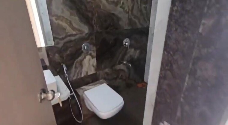 Bathroom, hatdia-ison-height 2 Bedroom 900 Sq.Ft. Apartment In Lower Parel Mumbai 9736425