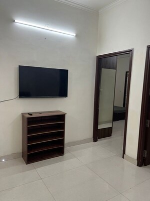 Room in 2 BHK Builder Floor at DLF Star Mall, Sector 30 – for Rent