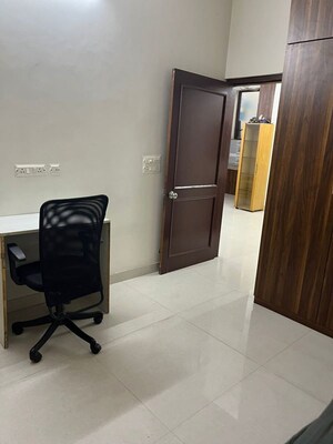 Room in 2 BHK Builder Floor at DLF Star Mall, Sector 30 – for Rent