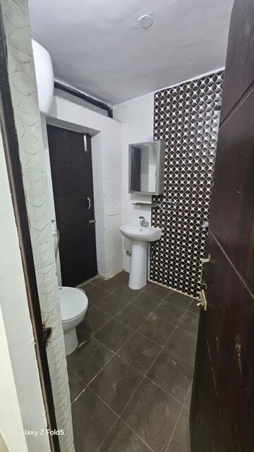 Bathroom in 1 BHK Builder Floor at Ardee Mall, Sector 52 – for Rent
