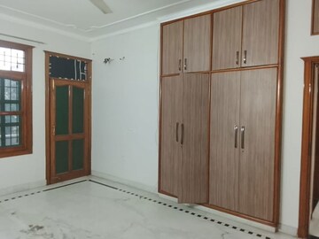 Room in 3 BHK Builder Floor at Sector 31 – for Rent