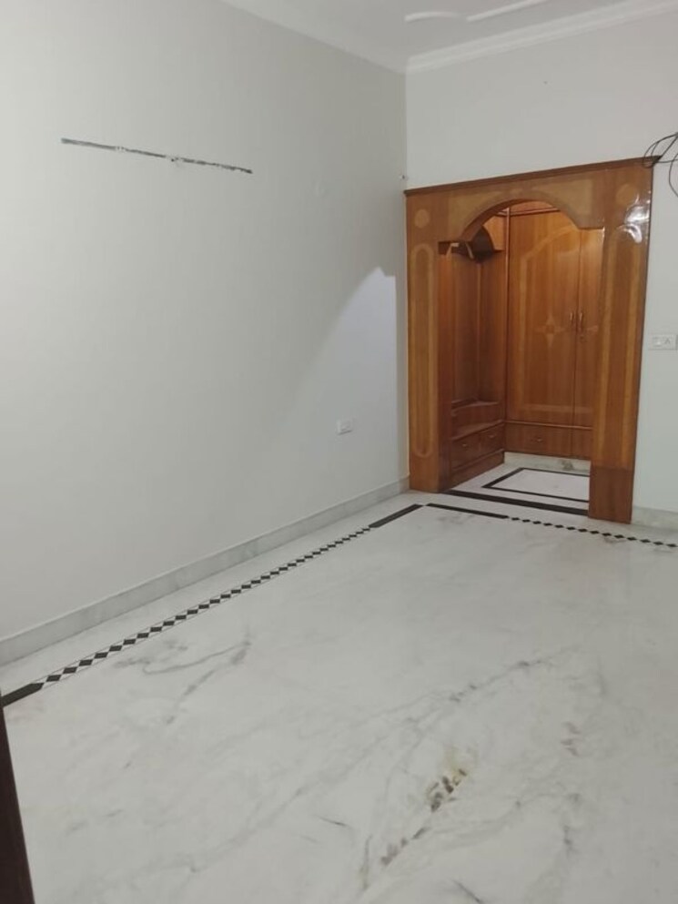 Room, sector 31 3 Bedroom 2200 Sq.Ft. Builder Floor In Sector 31 Gurgaon 9736769