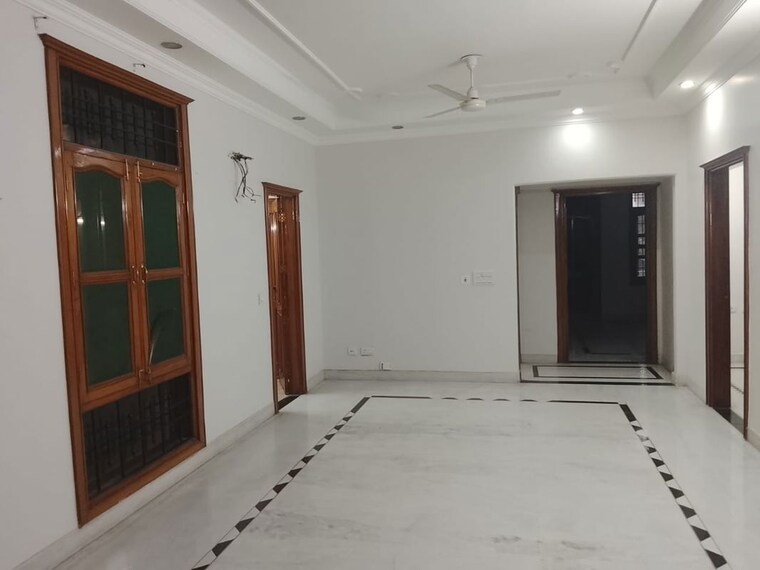 Room, sector 31 3 Bedroom 2200 Sq.Ft. Builder Floor In Sector 31 Gurgaon 9736769