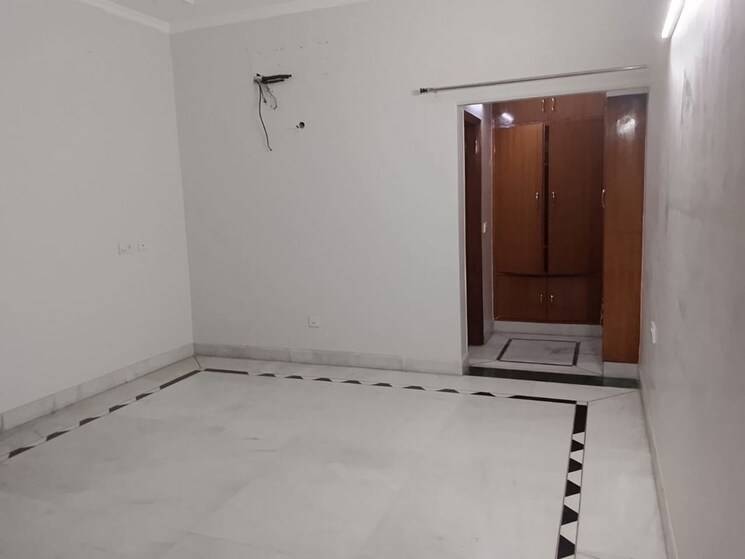 Room, sector 31 3 Bedroom 2200 Sq.Ft. Builder Floor In Sector 31 Gurgaon 9736769