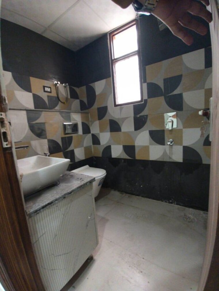 Bathroom, sector 14 3 Bedroom 1500 Sq.Ft. Builder Floor In Sector 14 Gurgaon 9736790