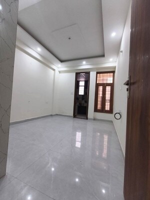 Room in 3 BHK Builder Floor at Sector 14 – for Rent