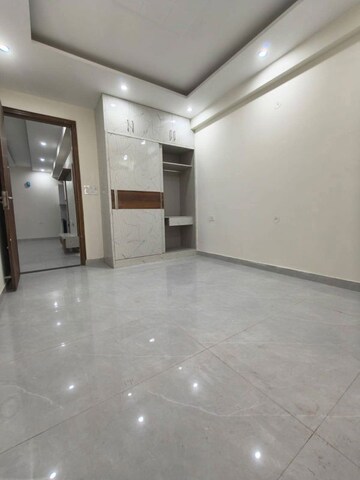 Room in 3 BHK Builder Floor at Sector 14 – for Rent