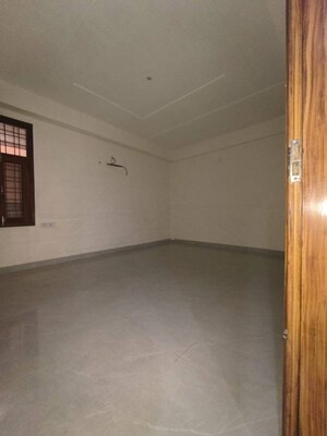 Room in 3 BHK Builder Floor at Sector 14 – for Rent
