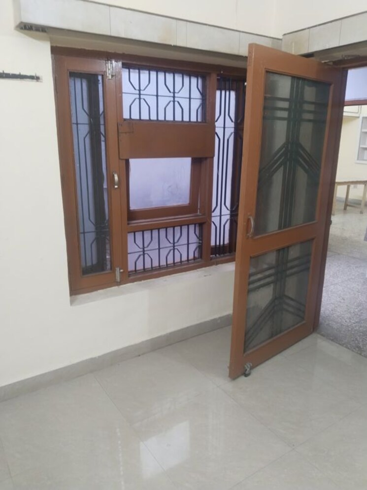 Room, gomti nagar 1.5 Bedroom 800 Sq.Ft. Builder Floor In Gomti Nagar Lucknow 9736908