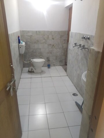 Bathroom in 1.5 BHK Builder Floor at Gomti Nagar – for Rent