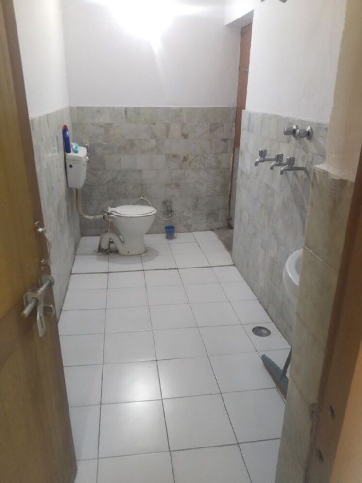 Bathroom, gomti nagar 1.5 Bedroom 800 Sq.Ft. Builder Floor In Gomti Nagar Lucknow 9736908