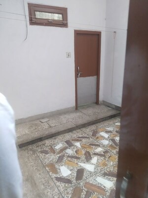 Room in 1.5 BHK Builder Floor at Gomti Nagar – for Rent