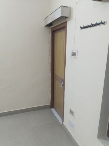 Room in 1.5 BHK Builder Floor at Gomti Nagar – for Rent