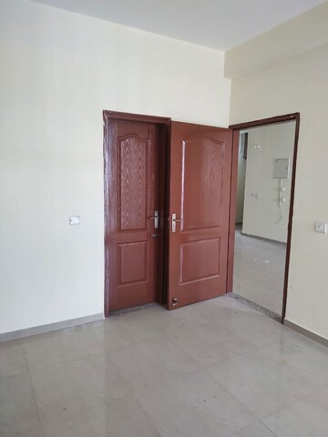 Room in 3 BHK Builder Floor at Sector 14 – for Rent