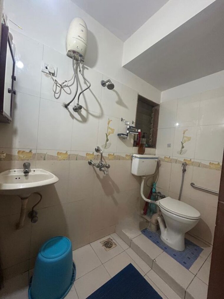 Bathroom, swastik-park-kiran-mill-colony 2 Bedroom 810 Sq.Ft. Apartment In Kiran Mill Colony Thane 9736994
