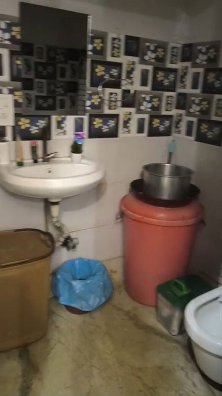 Bathroom, rohini sector 25 3 Bedroom 750 Sq.Ft. Builder Floor In Rohini Sector 25 Delhi 9737167