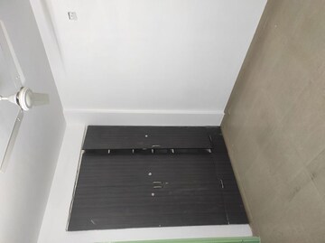 Master Bedroom in 2.5 BHK Builder Floor at Narkanda Apartment, Sector 31 – for Rent