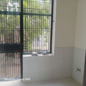 Room in 3 BHK Builder Floor at Hemkunt Colony – for Rent