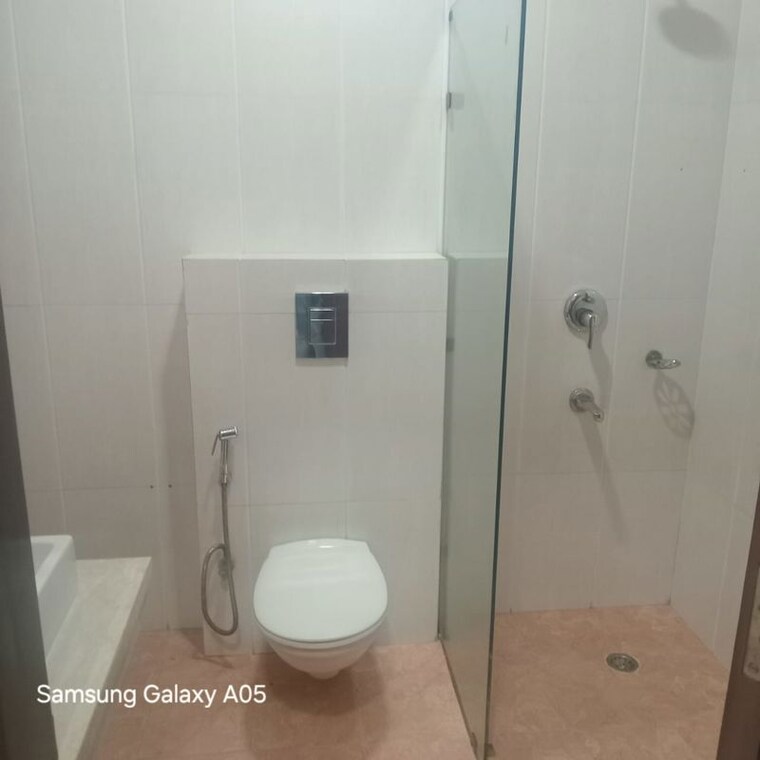 Bathroom, hemkunt colony 3 Bedroom 272 Sq.Yd. Builder Floor In Hemkunt Colony Delhi 9737240