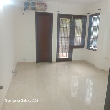 Room in 3 BHK Builder Floor at Hemkunt Colony – for Rent