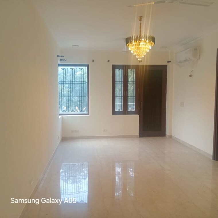 Room, hemkunt colony 3 Bedroom 272 Sq.Yd. Builder Floor In Hemkunt Colony Delhi 9737240