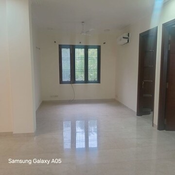 Room in 3 BHK Builder Floor at Hemkunt Colony – for Rent
