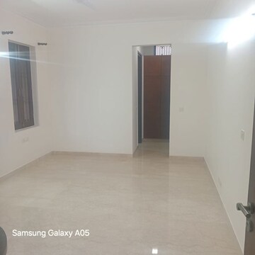 Room in 3 BHK Builder Floor at Hemkunt Colony – for Rent